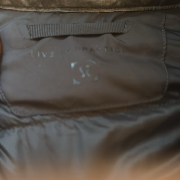 Men’s Lululemon puff - Picture 3 of 6